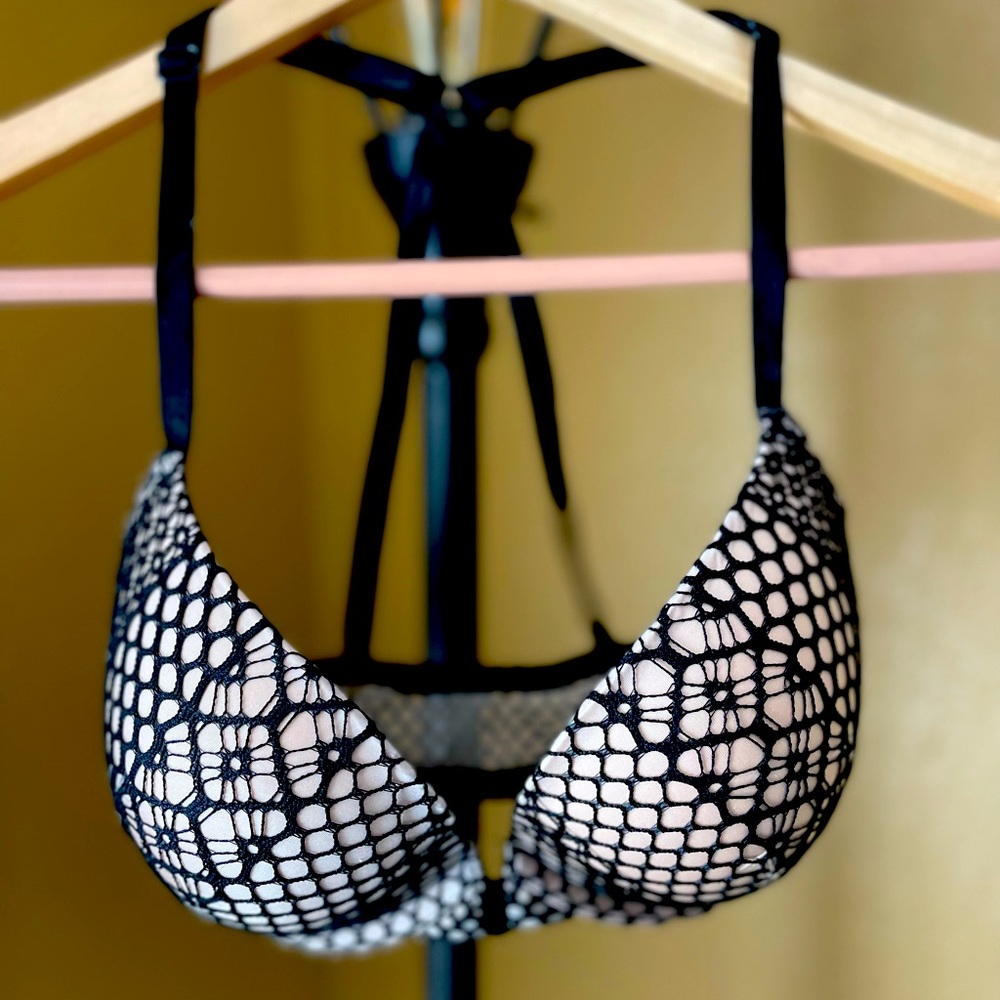 Victoria’s Secret Very Sexy Push-Up Front Closure Nude With Black Lace 34D